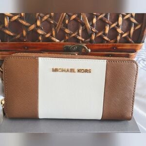 Michael Kors Zipper Wallet